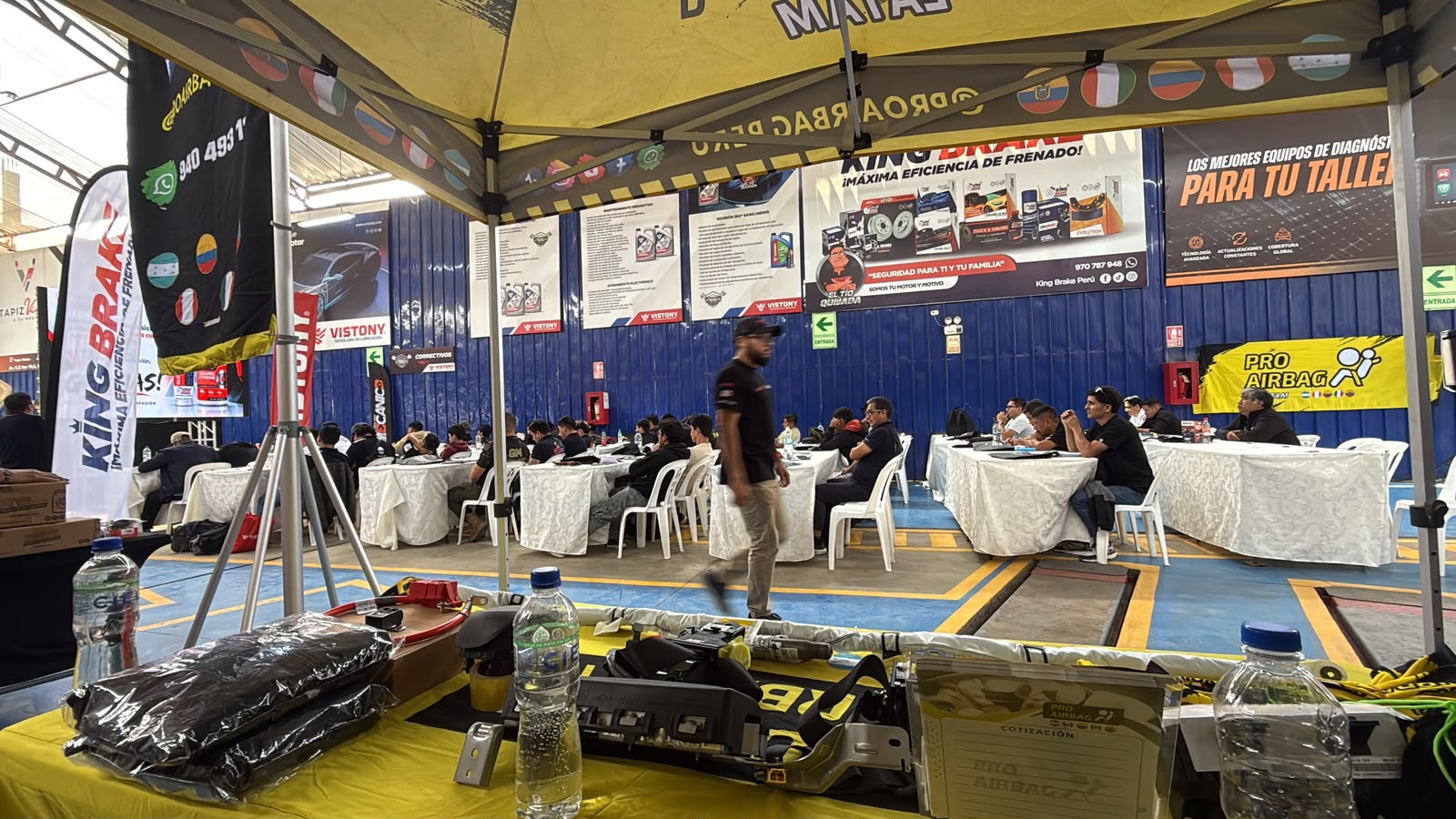 Stand de PROAIRBAG con componentes y repuestos SRS